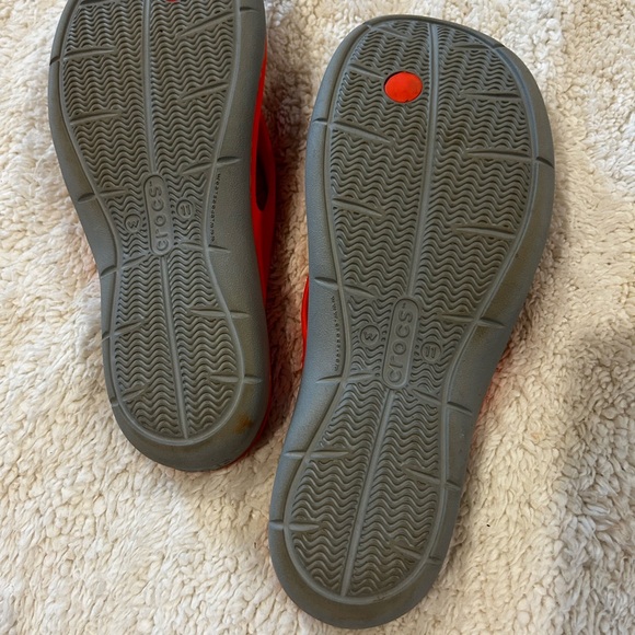 Crocs flip flops women’s size 11  bright orange/coral. Great preowned condition. - Picture 3 of 6